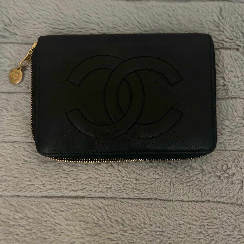 Authentic Chanel Vintage zipped wallet